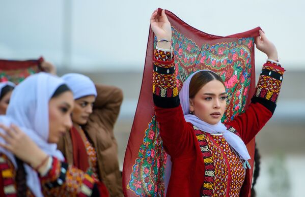 ペルシャ暦の元日「ノウルーズ」を祝うお祭りに、民族衣装を着て参加する女性たち（トルクメニスタン・アシガバート、21日） - Sputnik 日本