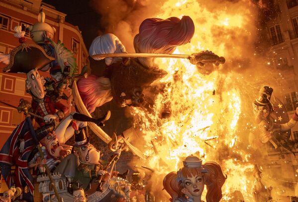 伝統的な火祭り「ファジャス」で燃えるファジャ（張り子）（スペイン・バレンシア、19日） - Sputnik 日本