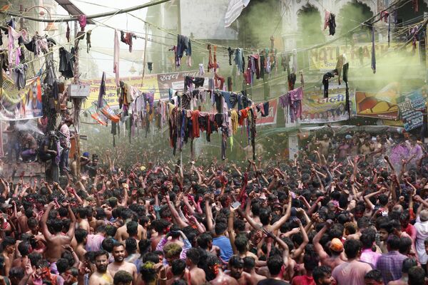 ヒンドゥー教の春祭り「ホーリー」を祝う人々（インド・ウッタル・プラデーシュ州、19日） - Sputnik 日本