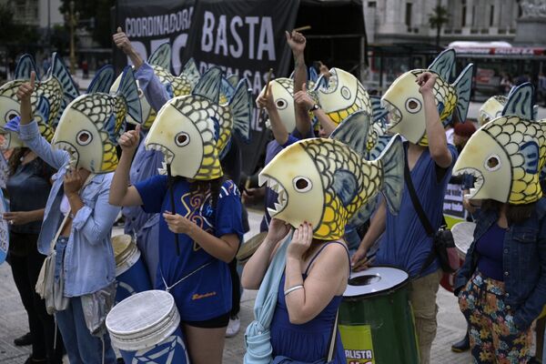 「世界水の日」に、魚の被り物を被って抗議デモを行う環境団体「Extinction Rebellion」のメンバーたち（アルゼンチン・ブエノスアイレス、22日） - Sputnik 日本
