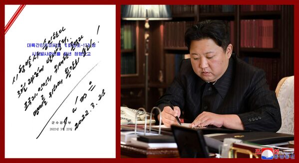 新型の大陸間弾道ミサイル（ICBM）「火星17」の試射命令に署名する金正恩委員長（25日、朝鮮中央通信が公開） - Sputnik 日本