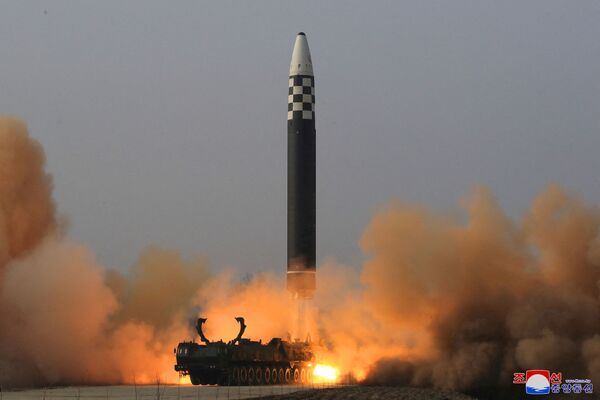 新型の大陸間弾道ミサイル（ICBM）「火星17」試射の様子（24日、朝鮮中央通信が公開 - Sputnik 日本