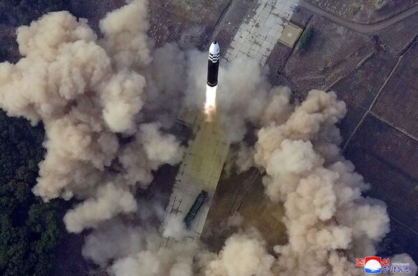 新型の大陸間弾道ミサイル（ICBM）「火星17」試射の様子（25日、朝鮮中央通信が公開 - Sputnik 日本