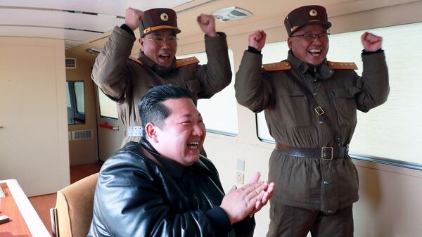 弾道ミサイル発射実験に立ち会った北朝鮮の金正恩委員長 - Sputnik 日本