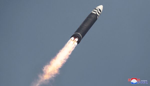 新型の大陸間弾道ミサイル（ICBM）「火星17」試射の様子（24日、朝鮮中央通信が公開 - Sputnik 日本
