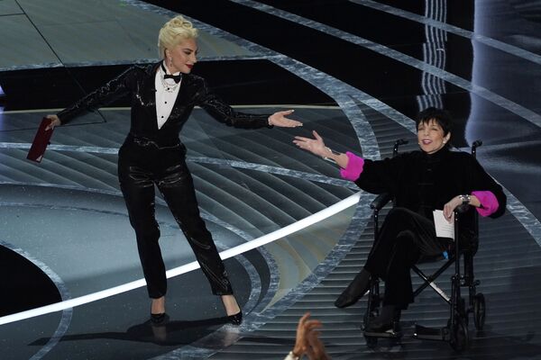 作品賞を授与する歌手のレディ・ガガさん（左）と女優のライザ・ミネリさん - Sputnik 日本