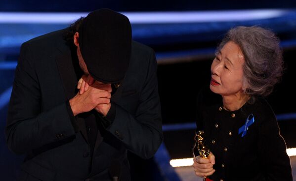 女優のユン・ユジョン（右）さんから助演男優賞を授与された俳優のトロイ・コッツァーさん - Sputnik 日本