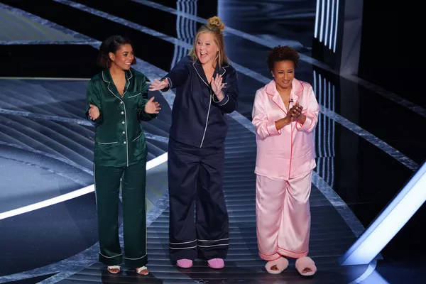 授賞式終盤に舞台に上がったプレゼンターのレジーナ・ホールさん、エイミー・シューマーさん、ワンダ・サイクスのさん - Sputnik 日本