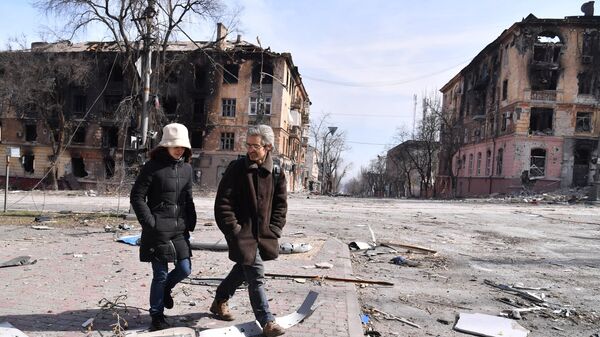 街の大通りを歩く住民（ウクライナ・マリウポリ、28日） - Sputnik 日本