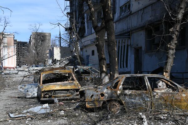 砲撃により焼失した車（ウクライナ・マリウポリ、28日） - Sputnik 日本