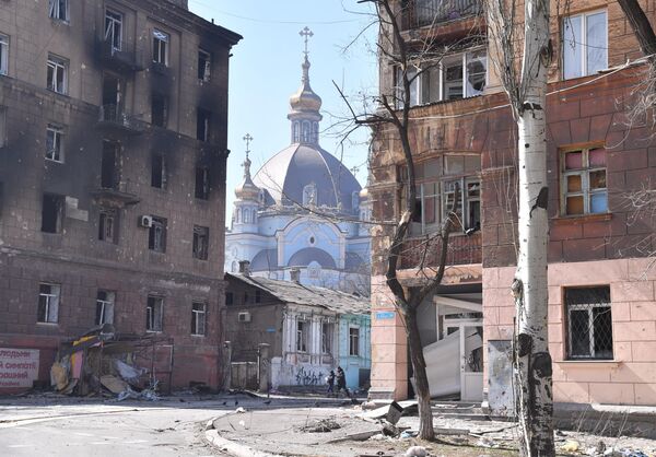 砲撃を受けた建物からのぞく大聖堂（ウクライナ・マリウポリ、28日） - Sputnik 日本
