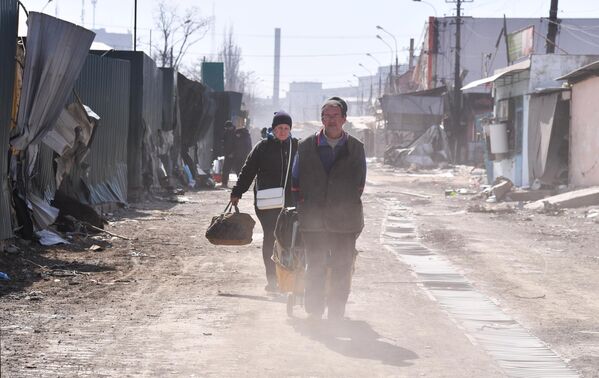 路上を歩く住民（ウクライナ・マリウポリ、28日） - Sputnik 日本