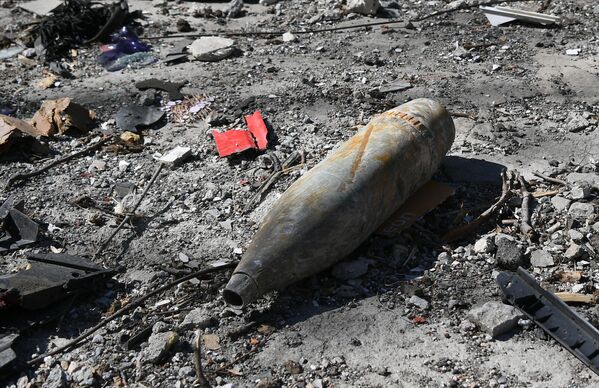 砲撃により損壊した住宅の庭落下した砲弾（ウクライナ・マリウポリ、28日） - Sputnik 日本