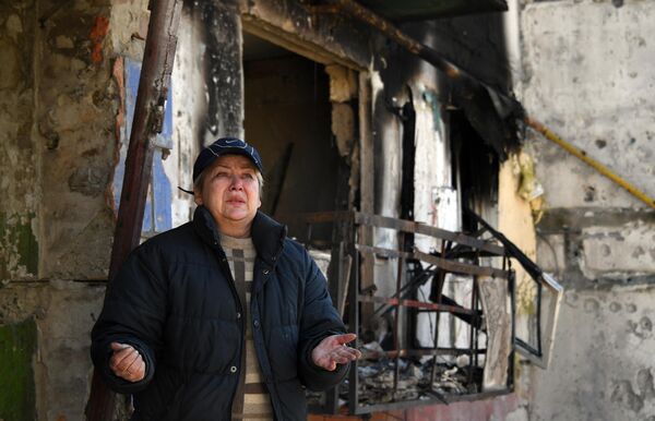 砲撃により損壊した住宅にいる女性（ウクライナ・マリウポリ、28日） - Sputnik 日本