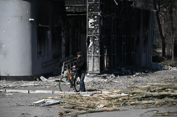 砲撃により損壊した住宅のそばで自転車を押す男性（ウクライナ・マリウポリ、28日） - Sputnik 日本
