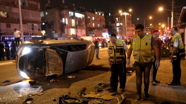 銃撃事件現場の路上で横転した車両（イスラエル・ブネイ・ブラク、29日） - Sputnik 日本