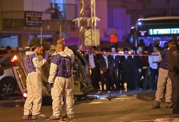 銃撃事件の現場に集まった治安部隊と救急隊員(イスラエル・ブネイ・ブラク、29日) 銃撃事件の現場に集まった治安部隊と救急隊員(イスラエル・ブネイ・ブラク、29日) - Sputnik 日本