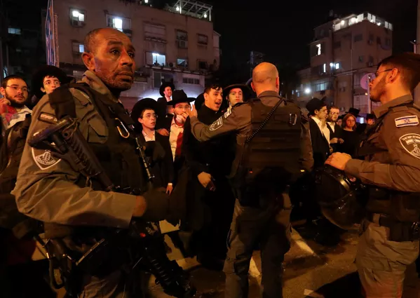 銃撃現場に近づこうとする市民を抑える治安部隊(イスラエル・ブネイ・ブラク、29日) 銃撃現場に近づこうとする市民を抑える治安部隊(イスラエル・ブネイ・ブラク、29日) - Sputnik 日本