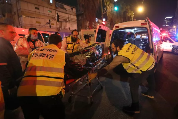 犠牲者の遺体を搬送する救急隊員ら(イスラエル・ブネイ・ブラク、29日) 犠牲者の遺体を搬送する救急隊員ら(イスラエル・ブネイ・ブラク、29日) - Sputnik 日本