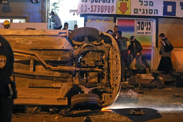 銃撃事件現場の路上で横転した車両(イスラエル・ブネイ・ブラク、29日) 銃撃事件現場の路上で横転した車両(イスラエル・ブネイ・ブラク、29日) - Sputnik 日本