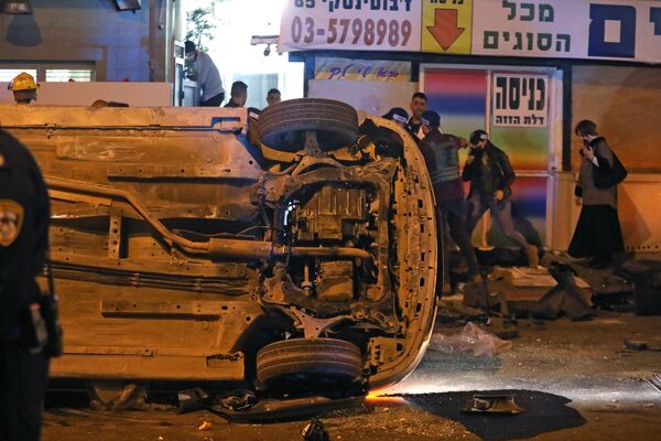 銃撃事件現場の路上で横転した車両（イスラエル・ブネイ・ブラク、29日） - Sputnik 日本