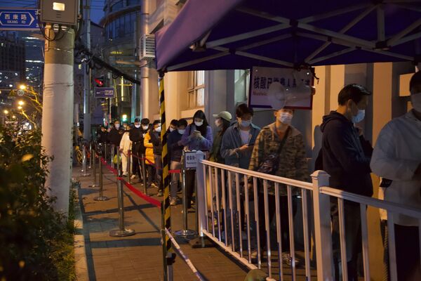 コロナウイルスの検査の列に並ぶ市民（上海、29日） - Sputnik 日本
