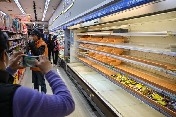ロックダウン導入前にスーパーマーケットで買い物をする市民（上海、29日） - Sputnik 日本