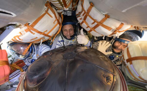 （左から）NASAのマーク・バンデ・ヘイ宇宙飛行士、ロスコスモスのアントン・シュカプレロフ宇宙飛行士、ピョートル・ドゥブロフ宇宙飛行士 - Sputnik 日本