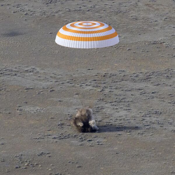 3人の宇宙飛行士を乗せ地球へ帰還したソユーズMS-19宇宙船（カザフスタン・ジェスカスガン、30日） - Sputnik 日本