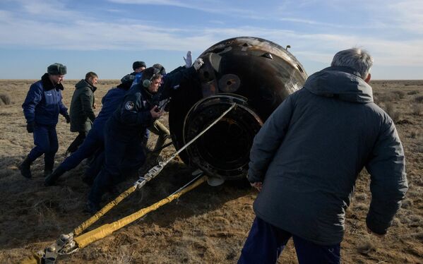 3人の宇宙飛行士を乗せたソユーズMS-19宇宙船に駆け付けた救助隊（カザフスタン・ジェスカスガン、30日） - Sputnik 日本