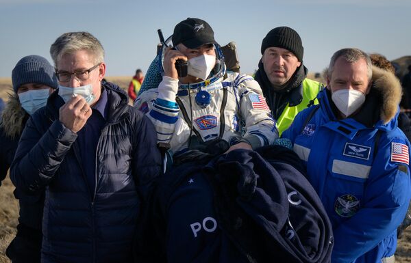地上職員らに運ばれるNASAのマーク・バンデ・ヘイ宇宙飛行士（カザフスタン・ジェスカスガン、30日） - Sputnik 日本