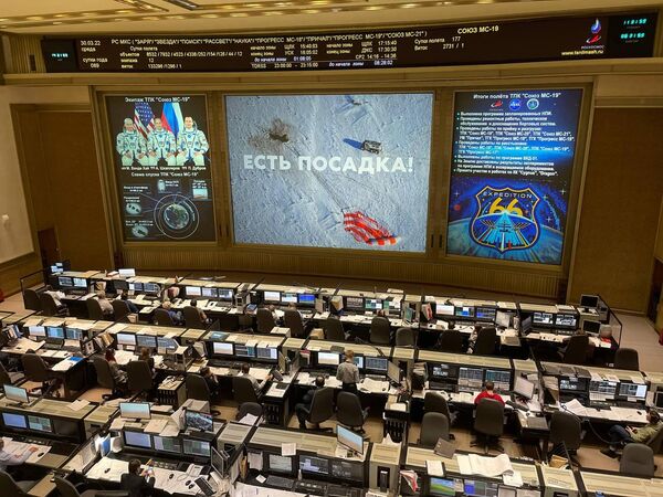 ロシア連邦宇宙局のミッションコントロールセンターで放送された、ソユーズMS-19宇宙船着陸の様子（ロシア・モスクワ州、30日） - Sputnik 日本