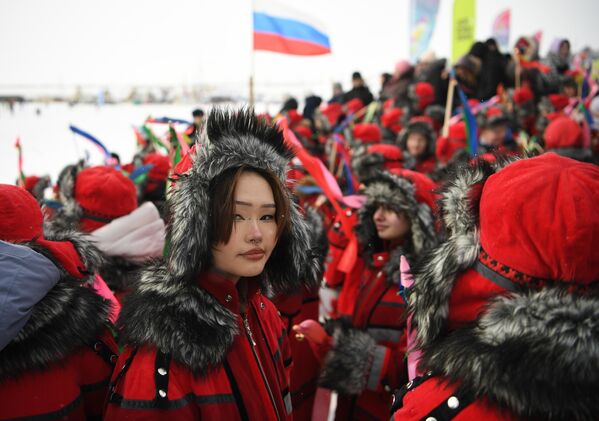 「トナカイ飼いの日」を祝う集まりに参加する女性（ロシア・チュメニ州サレハルト、26日） - Sputnik 日本