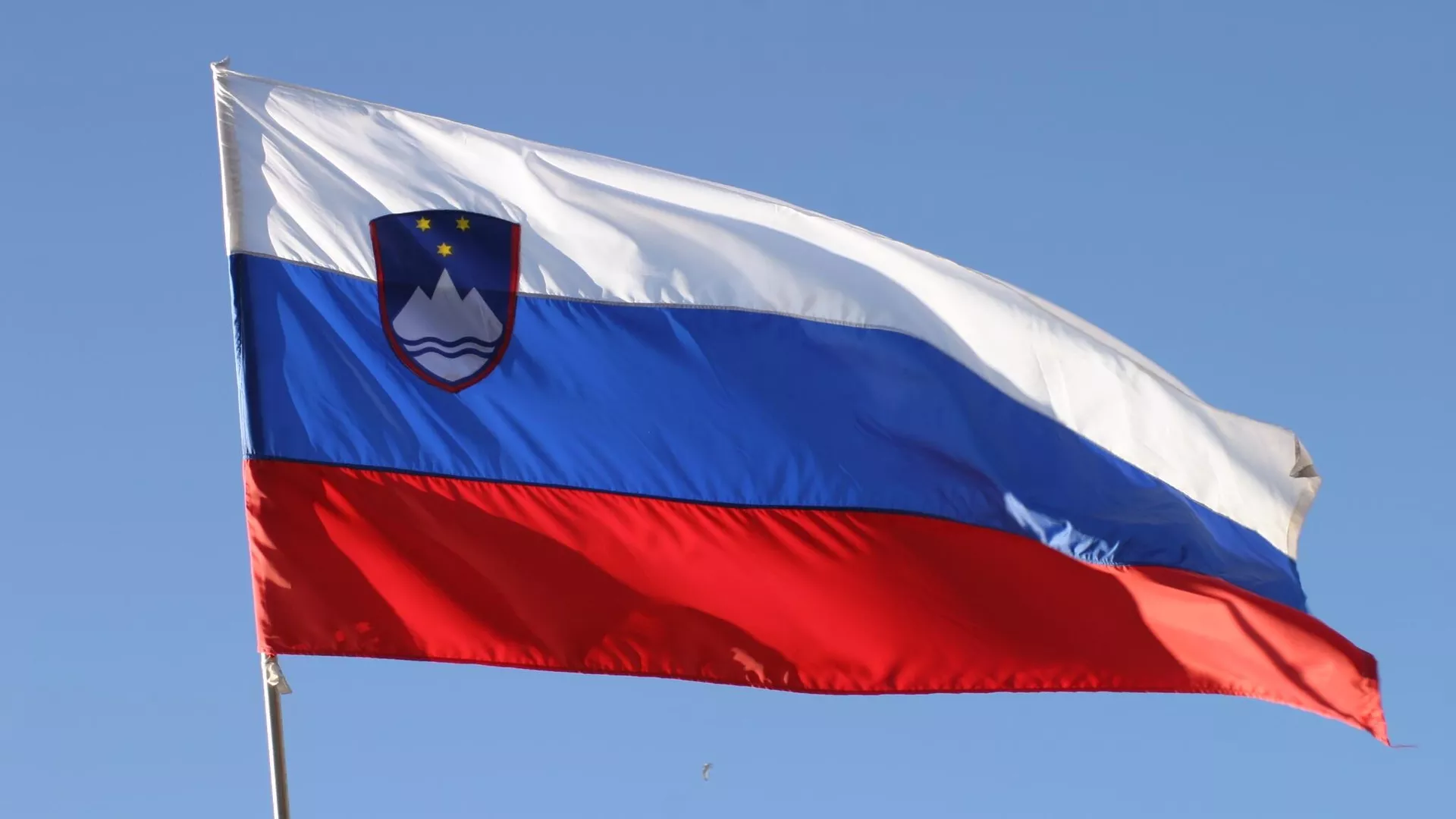 在ウクライナスロベニア大使館、国旗を一時的に降ろす　ロシア国旗と類似で