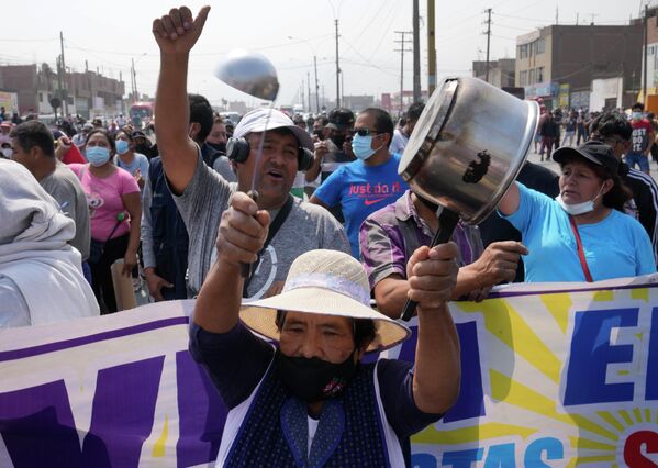 トラックやバスで封鎖された中央高速道路で抗議デモを行う運転手と地元住民（ペルー・リマ郊外、4日） - Sputnik 日本