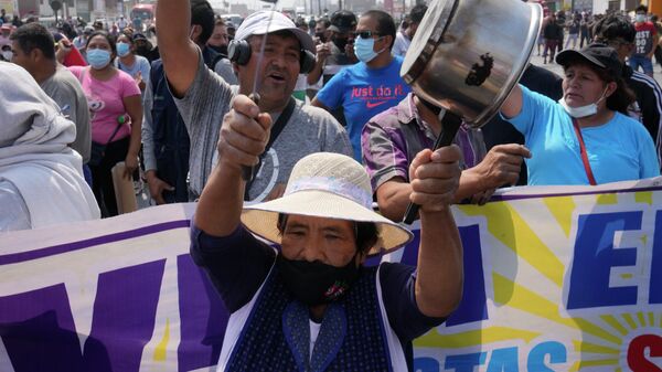 トラックやバスで封鎖された中央高速道路で抗議デモを行う運転手と地元住民（ペルー・リマ郊外、4日） - Sputnik 日本