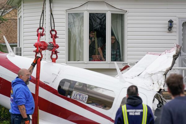住宅街に墜落した小型機を撤去する救急隊員と見守る住民（米ニュージャージー州・マンビル、4日） - Sputnik 日本