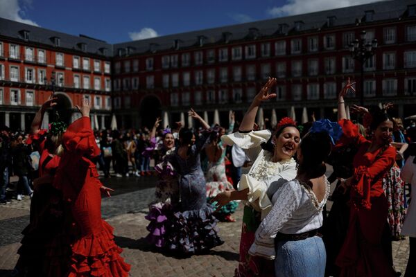 マヨール広場でフラメンコを踊る人々（スペイン・マドリード、3日） - Sputnik 日本