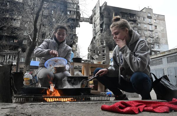 損壊した建物のそばで調理する住民（ウクライナ・マリウポリ、3日） - Sputnik 日本