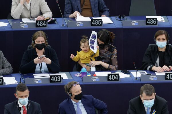 欧州議会の討論会に、子どもを膝にのせて出席するスロベニアのイレーナ・ヨヴェヴァ議員（フランス・ストラスブール、5日） - Sputnik 日本