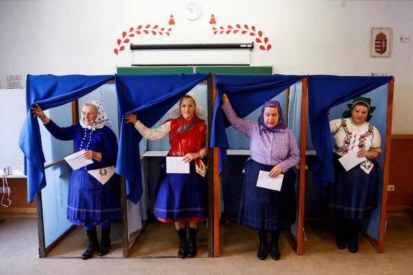 民族衣装姿で投票所へ訪れた有権者ら（ハンガリー・ベレセギハズ、3日） - Sputnik 日本