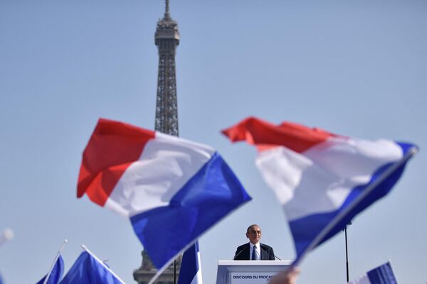 トロカデロ広場で行われた選挙集会で演説するエリック・ゼムール氏（パリ、3月27日） - Sputnik 日本