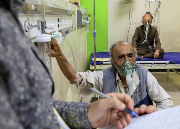 砂嵐で呼吸障害を患い、病室で酸素マスクを着ける男性（イラク・クルド人自治区アルビル、7日） - Sputnik 日本
