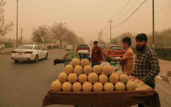 砂嵐の中、道路脇で農作物の販売を続ける露天商（イラク・クルド人自治区アルビル、7日） - Sputnik 日本