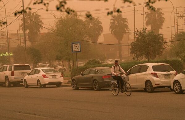 砂嵐の中を自転車で走る男性（イラク・クルド人自治区アルビル、7日） - Sputnik 日本