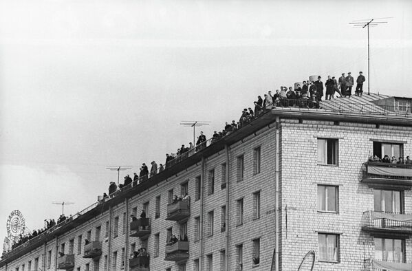 ユーリー・ガガーリン氏を一目見ようと建物の屋根の上にのぼる市民（モスクワ、1961年4月14日） - Sputnik 日本