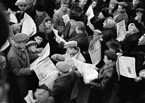 ユーリー・ガガーリン氏の宇宙飛行を報じる新聞に目を通す市民（モスクワ、1961年4月12日） - Sputnik 日本