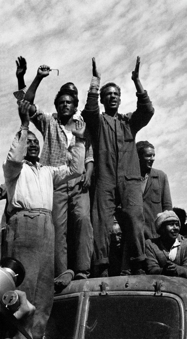 ユーリー・ガガーリン氏を歓迎する造船所の労働者（アラブ連合共和国／現：エジプト、1962年2月1日） - Sputnik 日本