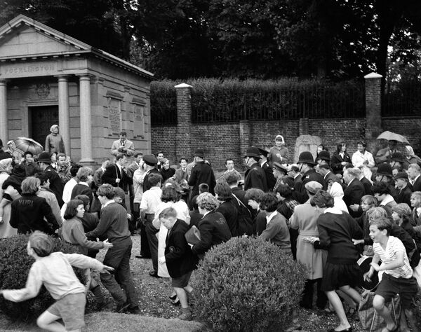 ハイゲイト墓地でカール・マルクスの墓に花を供えるユーリー・ガガーリン氏（英ロンドン、1961年7月14日） - Sputnik 日本