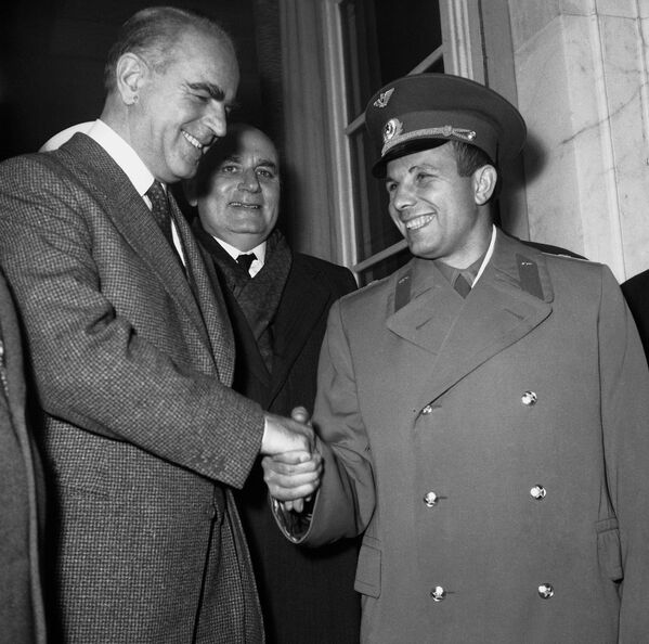 コンスタンディノス・カラマンリス元首相に歓迎されるユーリー・ガガーリン氏（ギリシャ・アテネ、1962年2月12日） - Sputnik 日本